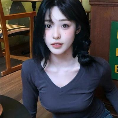 她的微笑像颗糖